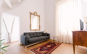Grande, Moderno Appartamento In Edificio Storico